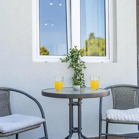 Green Garden Apartment